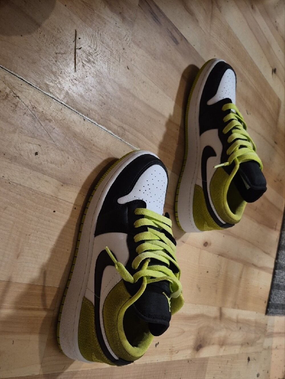 Jordan Kids Black, White & Neon Yellow Low-Top Sneakers - Picture 4 of 4